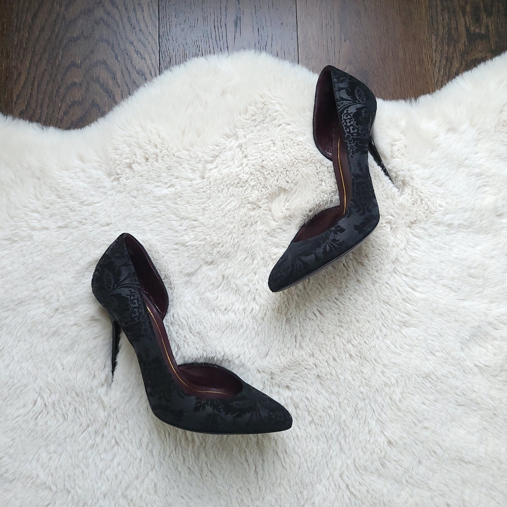 Gucci Whimsigoth Dark Romance Tapestry Velour Filagree Cut Out Pump Heel